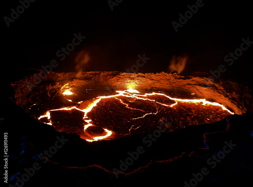Panorama krateru wulkanu Erta Ale, topniejąca lawa, depresja Danakil, Etiopia