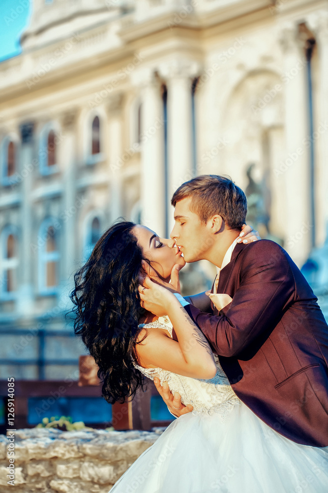 Naklejka premium Wedding kissing couple