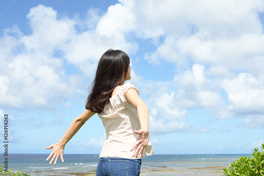 寛ぐ女性 寛ぐ女性