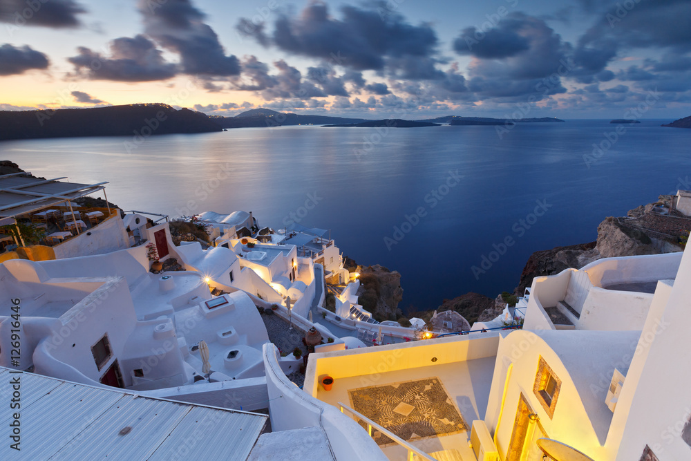 Fototapeta Widok miejscowości Oia na wyspie Santorini w Grecji.