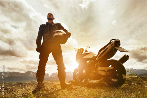 Obraz na płótnie Biker with motorcycle on mountains backdrop