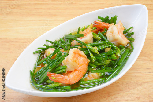 stir-fry flowering chinese chives with prawns