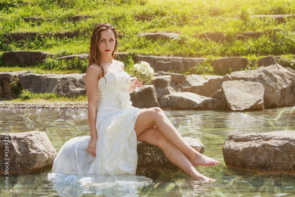 Sexy Mädchen In Eleganten Kleid Posiert Am Strand Stock Foto Adobe Stock 