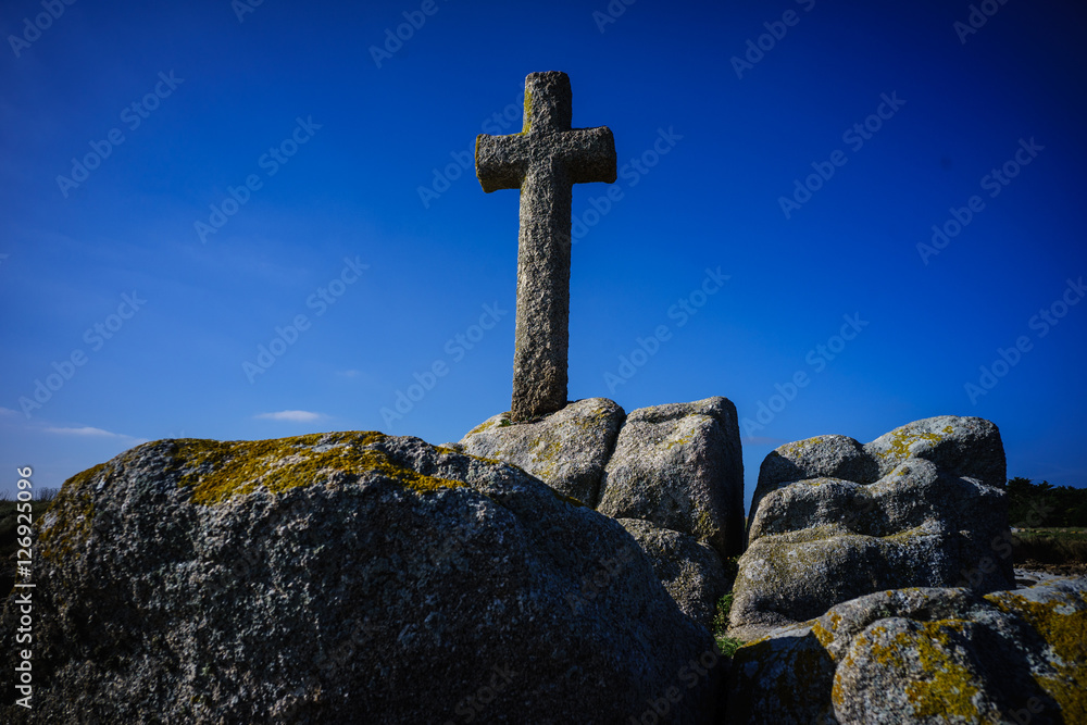 F, Bretagne, Finistère, Steinkreuz auf Felsen am Strand von Plo