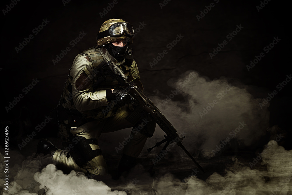 Fototapeta premium Mężczyzna na obrazie członka sił specjalnych z bronią