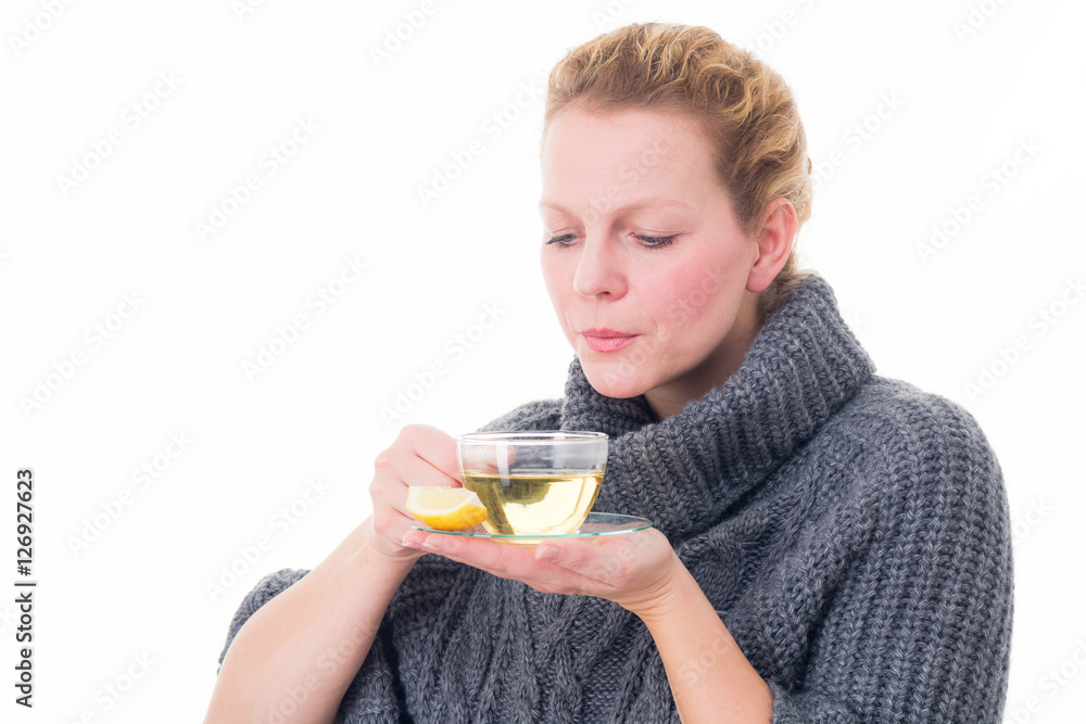 frau trinkt eine tasse heißen tee
