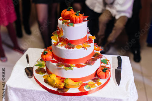 Свадебный торт с осенними листьями