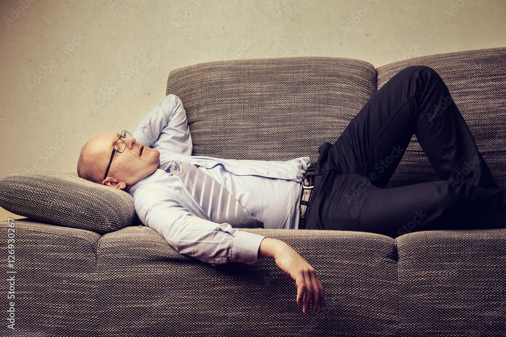 Obraz premium Stressed out on the sofa
