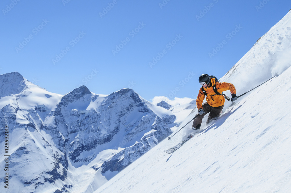 professionell skifahren im steilen Gelände