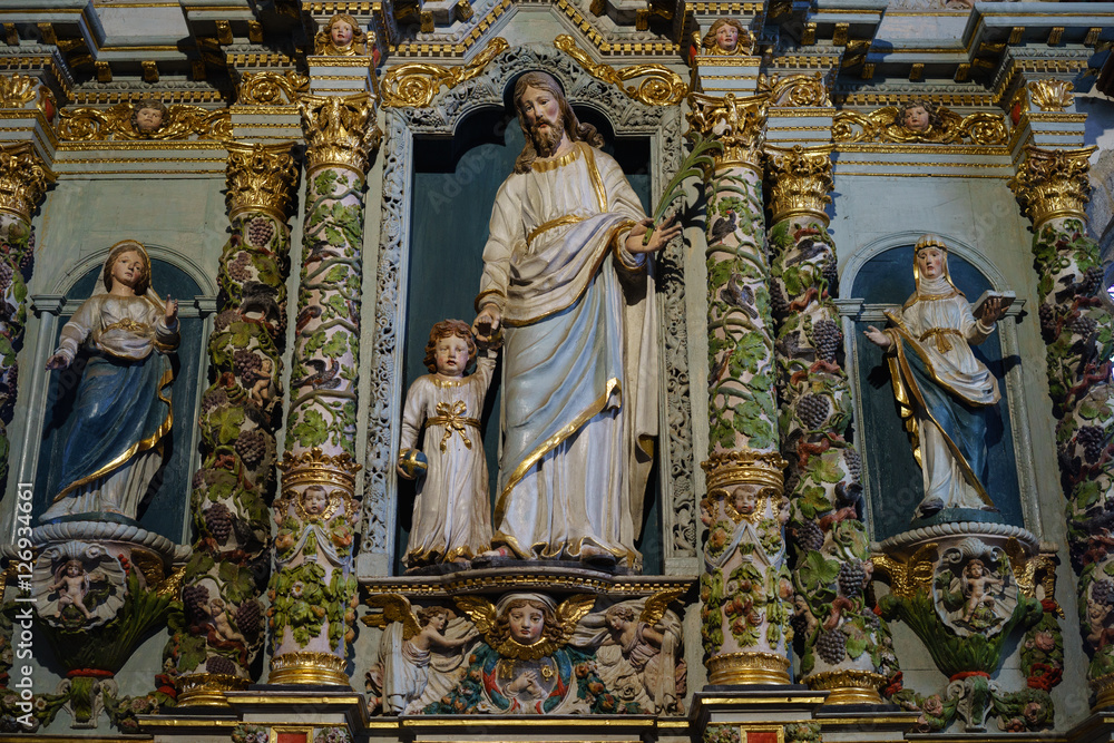 F, Bretagne, Finistère, prachtvoll, kunstvoll geschnitzter Altar in Guimiliau, Jesus mit Kind an der Hand