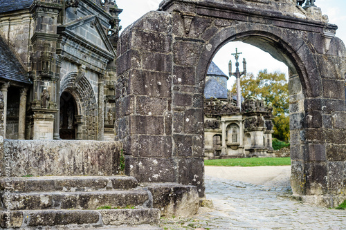 F, Bretagne, Finistère, Kalvarienberg und Kirche in Guimiliau, Eingang durch das Triumphtor