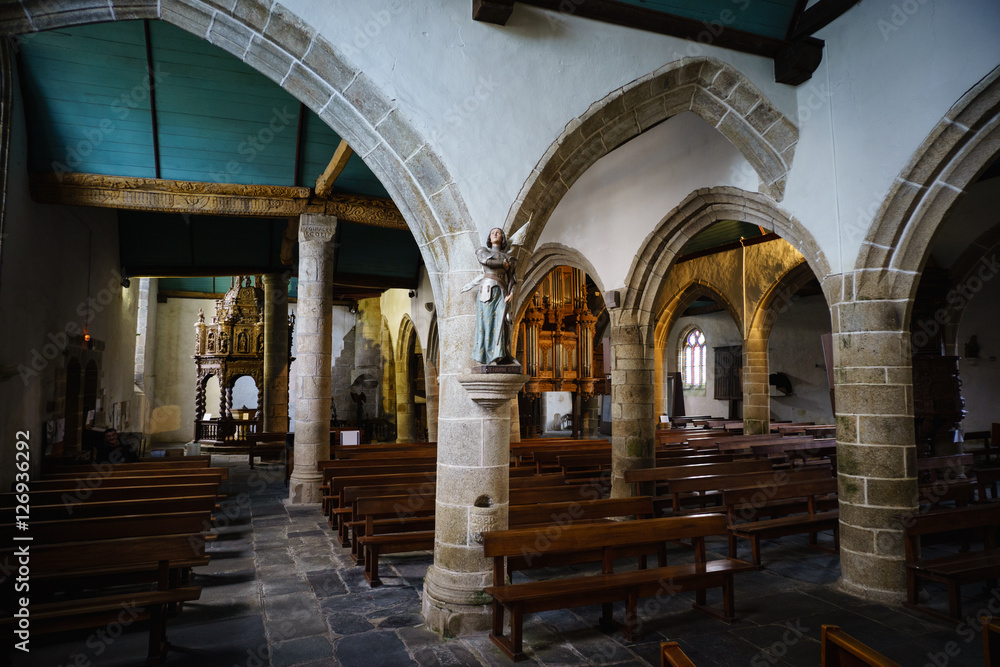 F, Bretagne, Finistère, Innenraum der Kirche in Guimiliau, Säulen, Bogenfelder, Säulenheilger
