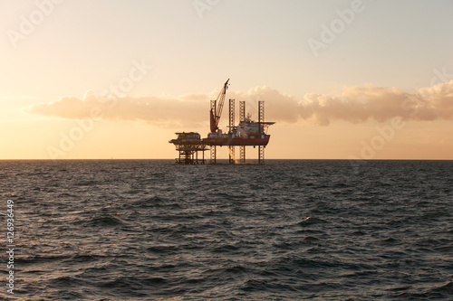 Εκτύπωση καμβά Jack Up heavy lift ship at sunset