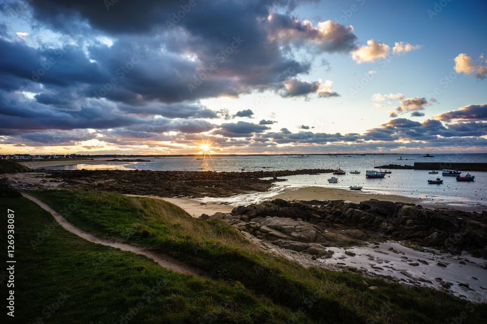 F, Bretagne, Finistère,Sonnenuntergang mit strahlender Sonne über dem Meer, Hafen, Bucht