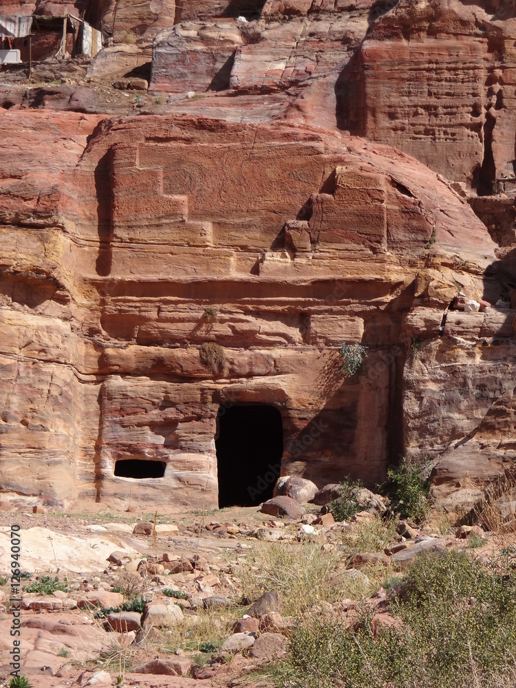 Petra : porte taillée à flanc de montagne