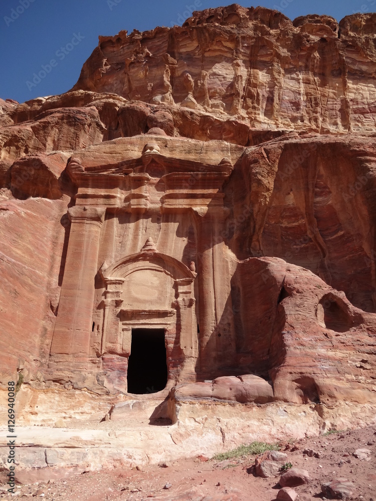 Petra : porte taillée à flanc de montagne Stock Photo | Adobe Stock