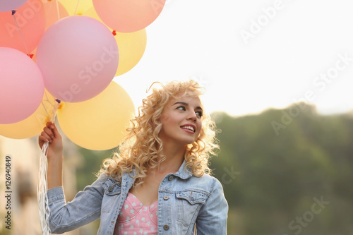 Beautiful young woman holdi...