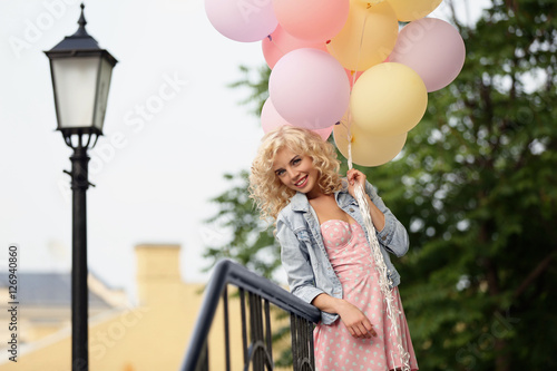 Beautiful young woman holdi...