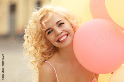 Beautiful young woman holdi...
