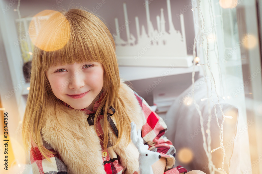 Obraz premium Portrait of little girl smiles in Christmas time