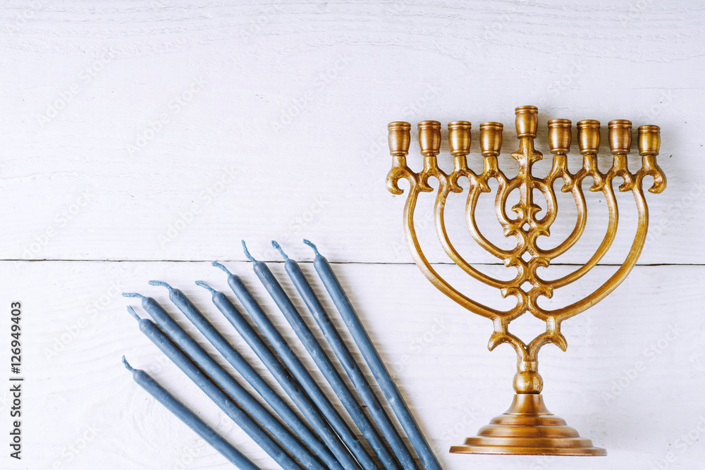 Φωτογραφία Hanukkah menorah and candles on the white wooden table top view