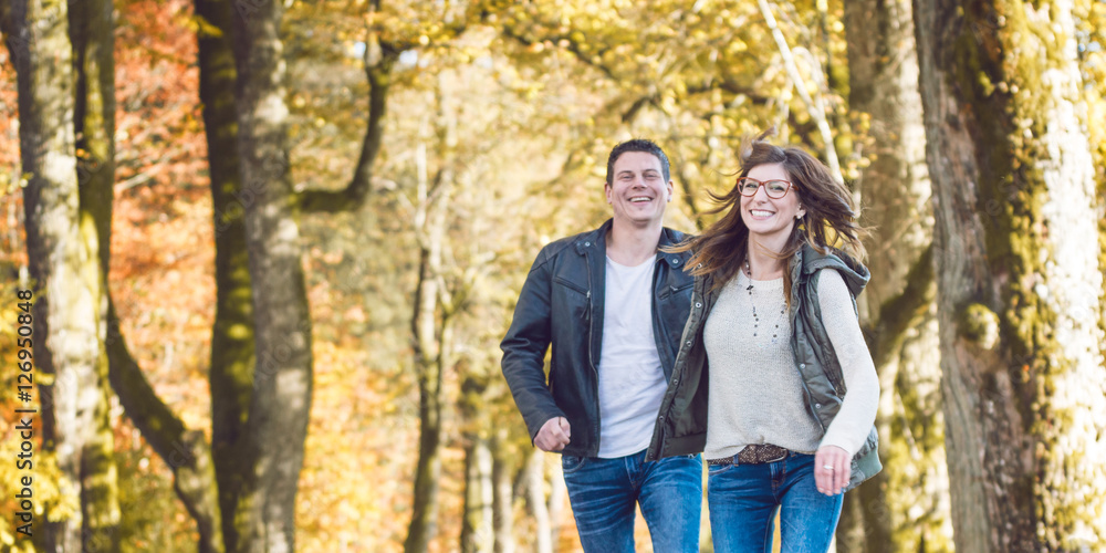 Frisch verliebtes Paar im herbstlichen Wald Frisch verliebtes Paar im herbstlichen Wald