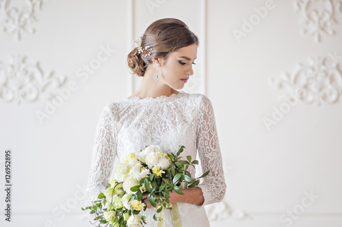 Stampa su tela Wedding fashion bride with bouquet in hands
