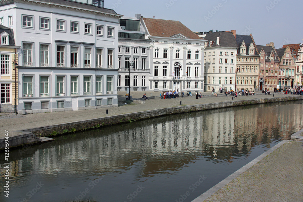 Canal traversant la ville de Gand, Belgique