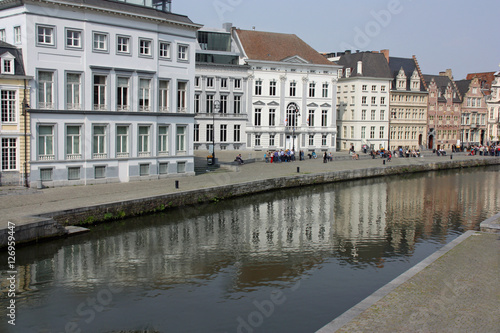 Canal traversant la ville de Gand, Belgique © JFBRUNEAU