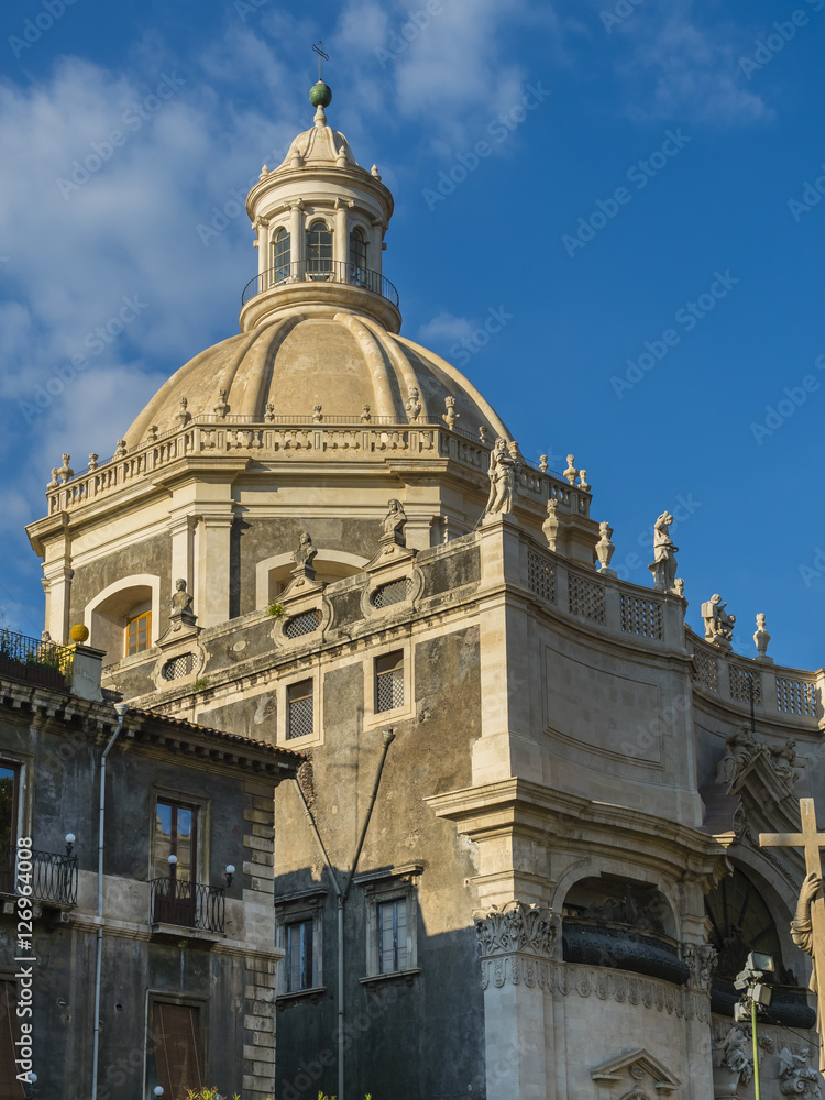 Kirche della Badia di St. Agata, rechts der Dom St. Agata, Piazza del Doumo, Catania, Provinz Catania, Sizilien, Italien, Europa