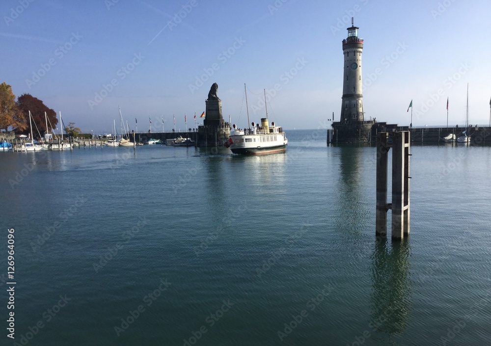 Blick aus dem Lindauer Hafen / Historischer Bodenseedampfer passiert die Lindauer Hafeneinfahrt