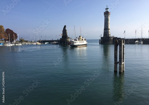 Blick aus dem Lindauer Hafen / Historischer Bodenseedampfer passiert die Lindauer Hafeneinfahrt