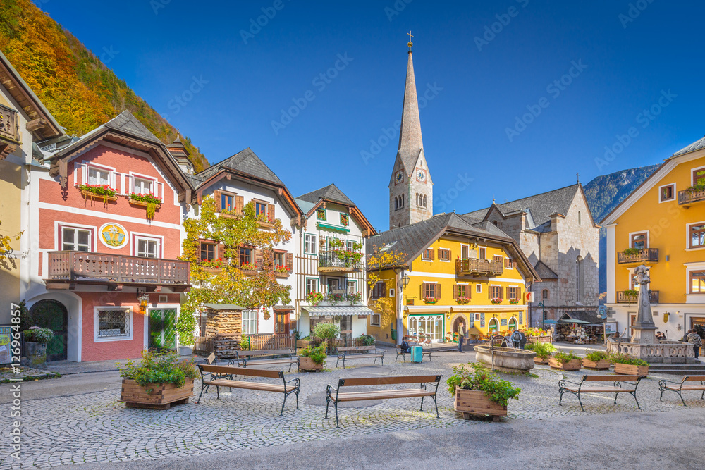 Historic town square of Hallstatt, region of Salzkammergut, Austria - obrazy, fototapety, plakaty 