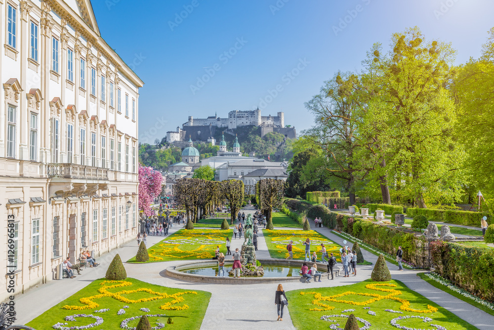 Naklejka premium Ogrody Mirabell z twierdzą Hohensalzburg w Salzburgu w Austrii