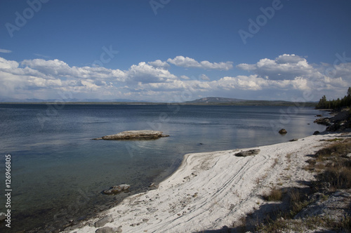 Fototapeta Naklejka Na Ścianę i Meble -  yellowstone lake