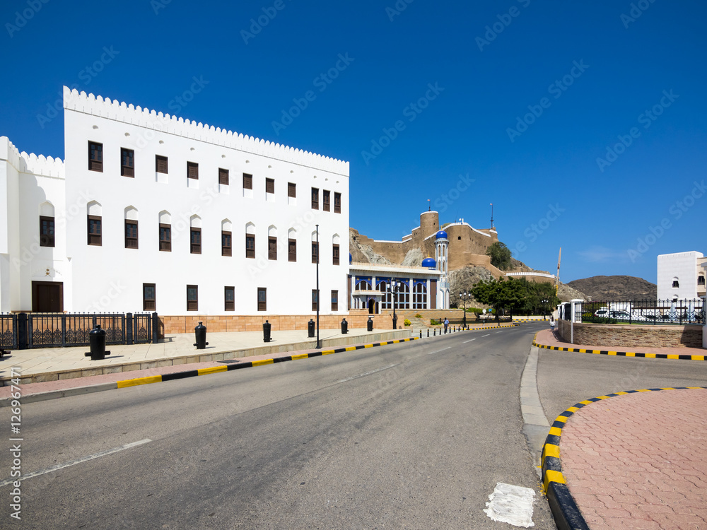 Bait Garaiza, ein altes Handelshaus, , hinten die Khor Mosche und Fort Mirani, altes Maskat,  Muscat, Maskat, Oman, Sultanat Oman, Arabische Halbinsel, Naher Osten, Asien