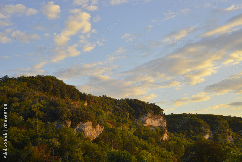 Lueur d'or au soleil couchant sur les collines du Périgord  aux Eyzies (24620), département de Dordogne en région Nouvelle-Aquitaine, France	