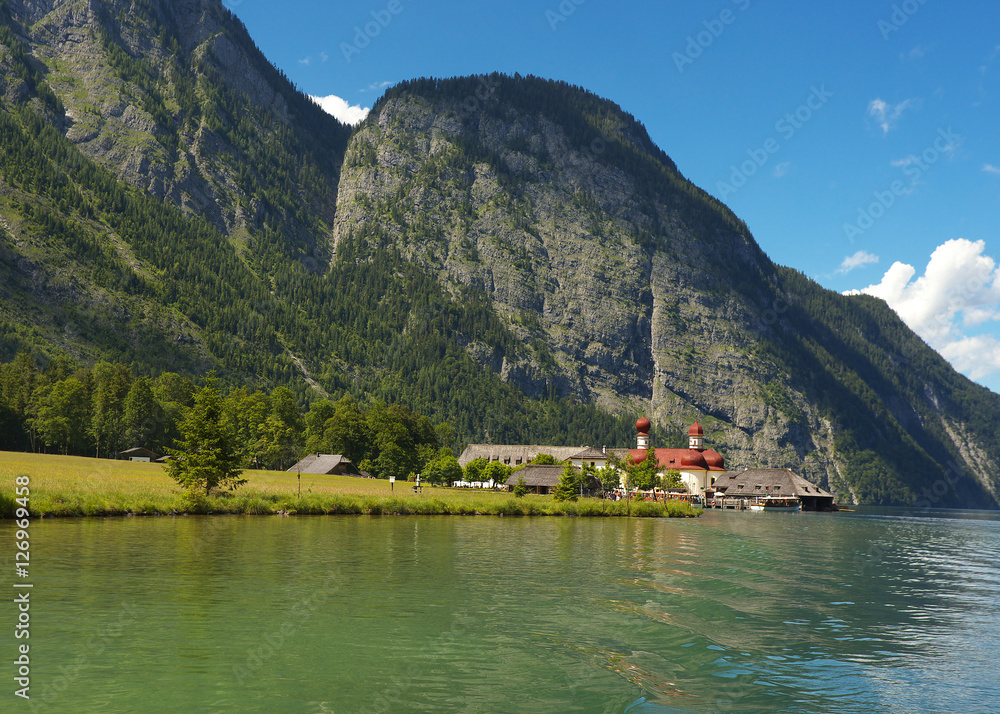 Fototapeta premium Kościół św. Bartłomieja, jezioro Königsee, Bertechsgaden, Niemcy