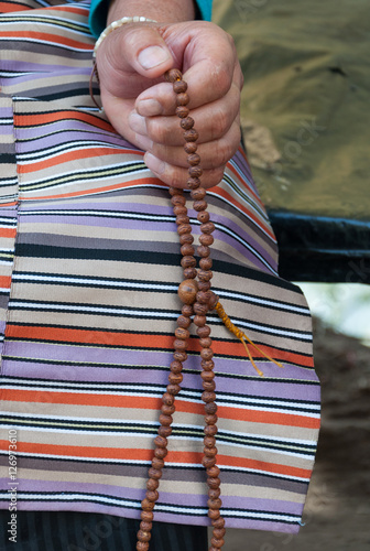 Canvas Print Tibetan woman holds prayer beads (Malas) in McLeod Ganj, home to the Dalai Lama,