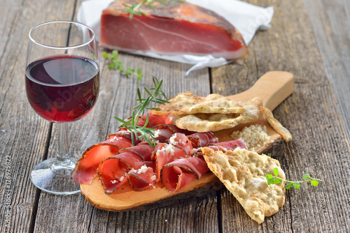 Südtiroler Speck mit frischem Meerrettich, Schüttelbrot und regionalem Rotwein - South Tyrolean bacon with fresh horseradish, crispy flatbread and local red wine