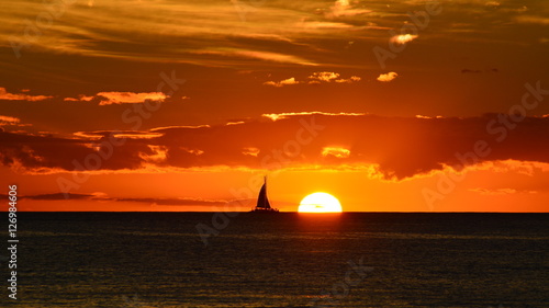 Fototapeta Naklejka Na Ścianę i Meble -  Catamaran sur coucher de soleil