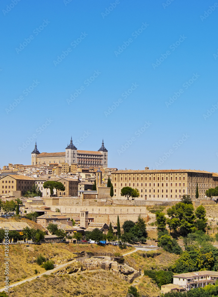 Spain, Castile La Mancha, Toledo, Old Town, View towards the Alcazar de Toledo..