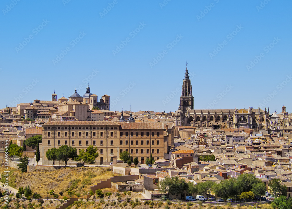 Fototapeta premium Spain, Castile La Mancha, Toledo, Old Town, View towards the cathedral..