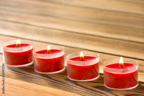 Vier Kerzen auf Holz