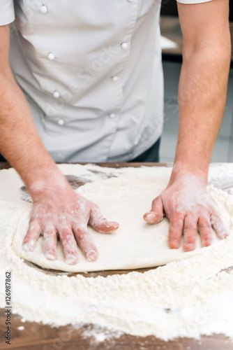 chef making pizza © Maksim Shebeko