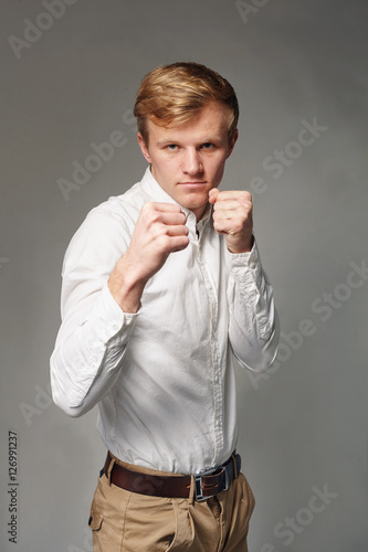 Obraz na plátne Man in white shirt doing fighting stance