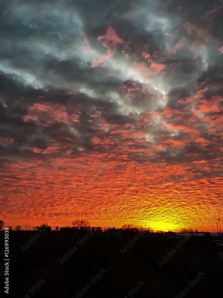 Fototapeta premium piękny zachód słońca pomarańczowe niebo