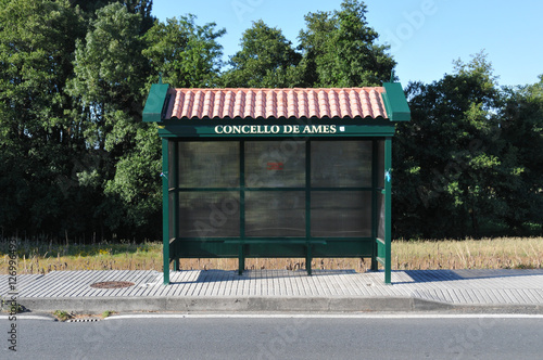 Bushaltestelle mit Wartehäuschen