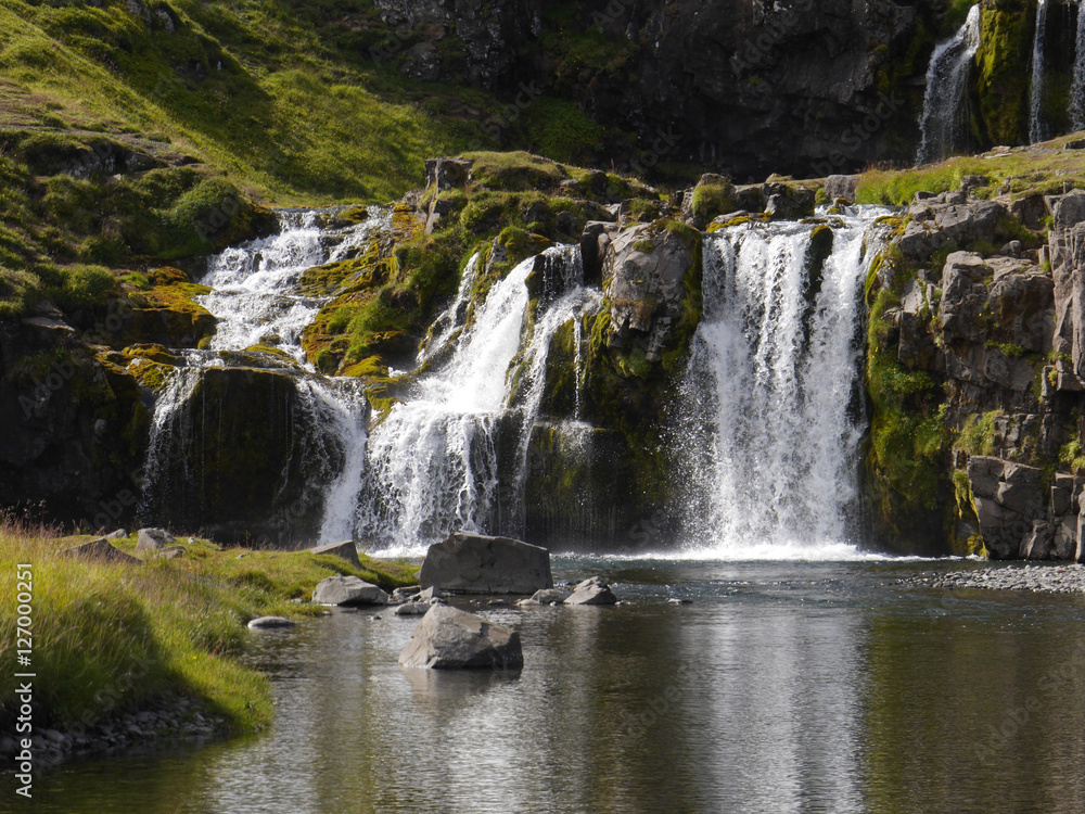 Fototapeta premium Der Wasserfall Kirjufellfoss auf der Halbinsel Snæfellsnes in Is