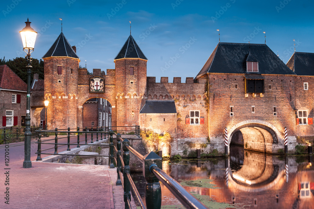 Medieval brick city gate Koppelpoort to Dutch fortress city Amersfoort - obrazy, fototapety, plakaty 